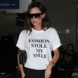 Victoria Beckham porte un t-shirt de sa collection Victoria by Victoria Beckham avec le slogan 'Fashion Stole My Smile' à son arrivée à l'aéroport de LAX à Los Angeles, le 28 mars 2017