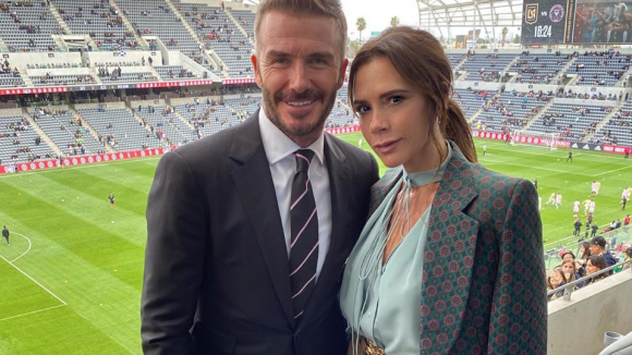 Victoria Beckham ose un large sourire sur Instagram, David se moque
