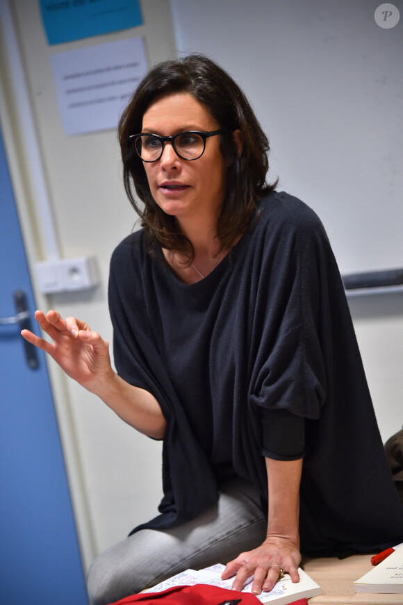 Astrid Veillon participe à la campagne "Lecture pour tous" au collège Ségurane à Nice le 6 février 2017. © Bruno Bebert / Bestimage
