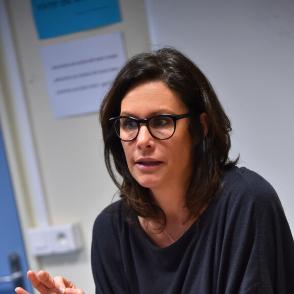 Astrid Veillon participe à la campagne "Lecture pour tous" au collège Ségurane à Nice le 6 février 2017. © Bruno Bebert / Bestimage