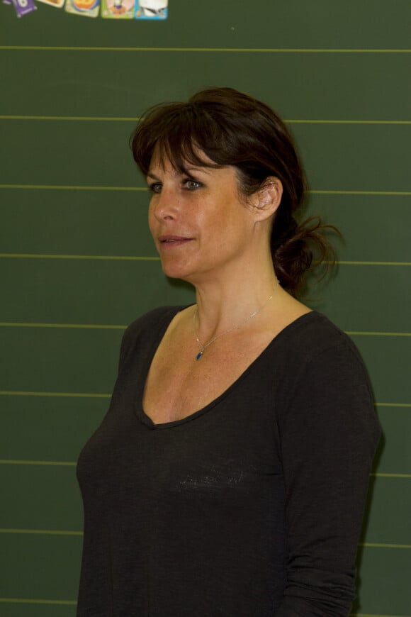 Exclusif - Astrid Veillon intervient à l'école "Bois de Boulogne" pour l'association "Lecture pour Tous" à Nice. Le 15 avril 2015.