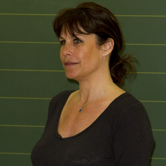 Exclusif - Astrid Veillon intervient à l'école "Bois de Boulogne" pour l'association "Lecture pour Tous" à Nice. Le 15 avril 2015.