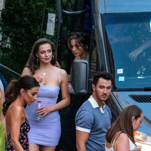 Exclusif - Nadia Parkes (en robe lilas) arrive à l'hôtel Crillon-le-Brave pour la réception pré-mariage de Joe Jonas et Sophie Turner. Le 27 juin 2019.