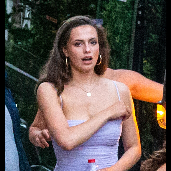 Exclusif - Nadia Parkes (en robe lilas) arrive à l'hôtel Crillon-le-Brave pour la réception pré-mariage de Joe Jonas et Sophie Turner. Le 27 juin 2019.