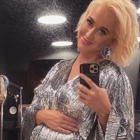 Katy Perry enceinte : Son look "cosmonaute" à plus de 4000 euros