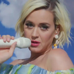 Katy Perry, enceinte chante 'Never Really Over' et 'Daisies' en direct pour l'émission Good Morning America.