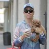 Exclusif - Katy Perry se promène avec son petit chien Nugget dans les rues de Santa Monica, Los Angeles, le 9 août 2019. Elle porte un legging, un k-way, une casquette avec l'inscription "Nugget" (le prénom de son chien), des lunettes de soleil et un sac Hermès rouge. Katy est de retour à Los Angeles après avoir passé des vacances en Italie avec son fiancé O. Bloom.