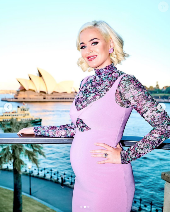 Katy Perry enceinte à Sydney, photographiée par Tim Sek. Elle porte un top à col montant et une robe Bec and Bridge. Avril 2020.