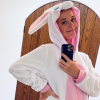 Katy Perry, enceinte et habillée d'une combinaison de lapin. Mars 2020.