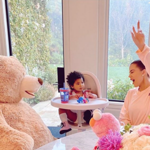 Khloé Kardashian et sa fille True Thompson. Février 2020.
