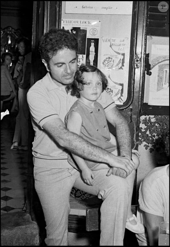 Archives - Guy Béart et sa fille Emmanuelle enfant à Saint-Tropez. 1967.