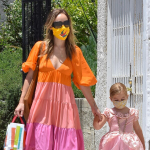 Exclusif - Olivia Wilde dépose sa fille Daisy chez une amie pour une fête d'anniversaire. Los Angeles, le 31 mai 2020.
