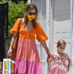 Exclusif - Olivia Wilde dépose sa fille Daisy chez une amie pour une fête d'anniversaire. Los Angeles, le 31 mai 2020.