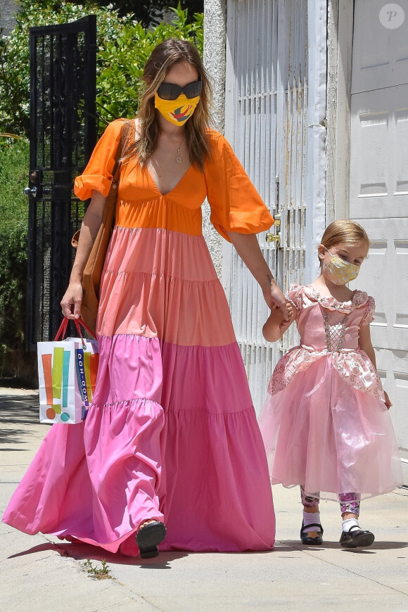 Exclusif - Olivia Wilde dépose sa fille Daisy chez une amie pour une fête d'anniversaire. Los Angeles, le 31 mai 2020.