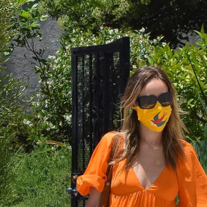 Exclusif - Olivia Wilde dépose sa fille Daisy chez une amie pour une fête d'anniversaire. Los Angeles, le 31 mai 2020.