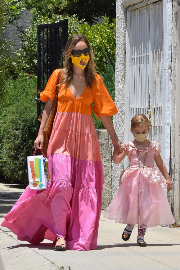 Exclusif - Olivia Wilde dépose sa fille Daisy chez une amie pour une fête d'anniversaire. Los Angeles, le 31 mai 2020.