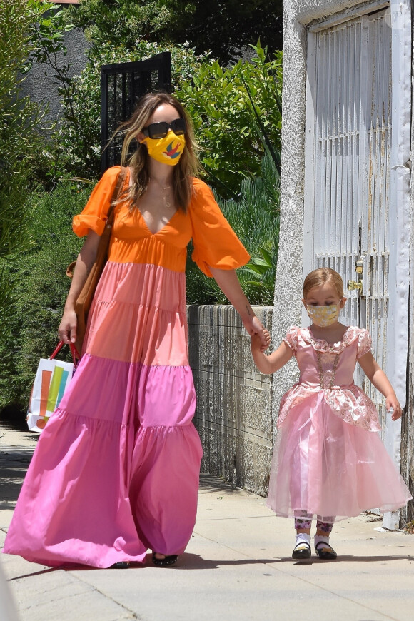Exclusif - Olivia Wilde dépose sa fille Daisy chez une amie pour une fête d'anniversaire. Los Angeles, le 31 mai 2020.