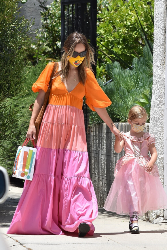 Exclusif - Olivia Wilde dépose sa fille Daisy chez une amie pour une fête d'anniversaire. Los Angeles, le 31 mai 2020.