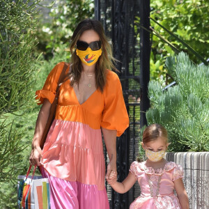 Exclusif - Olivia Wilde dépose sa fille Daisy chez une amie pour une fête d'anniversaire. Los Angeles, le 31 mai 2020.