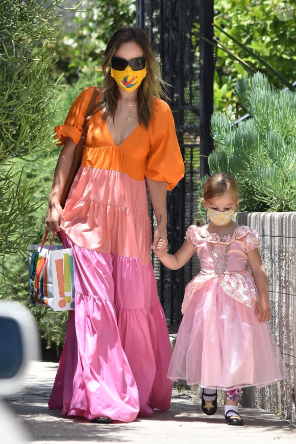 Exclusif - Olivia Wilde dépose sa fille Daisy chez une amie pour une fête d'anniversaire. Los Angeles, le 31 mai 2020.