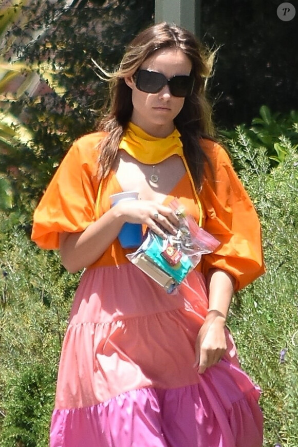 Exclusif - Olivia Wilde dépose sa fille Daisy chez une amie pour une fête d'anniversaire. Los Angeles, le 31 mai 2020.