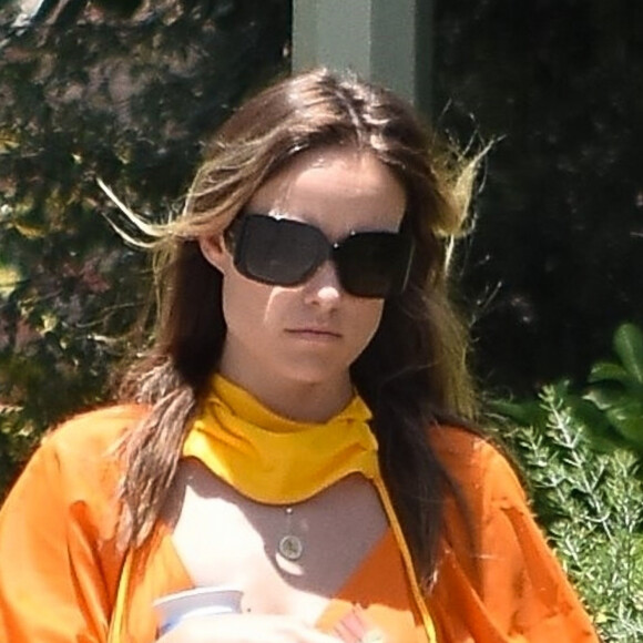 Exclusif - Olivia Wilde dépose sa fille Daisy chez une amie pour une fête d'anniversaire. Los Angeles, le 31 mai 2020.