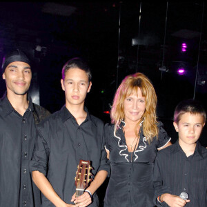 Clémentine Célarié et ses enfants en concert au VIP Room de Paris. Le 26 juin 2006.