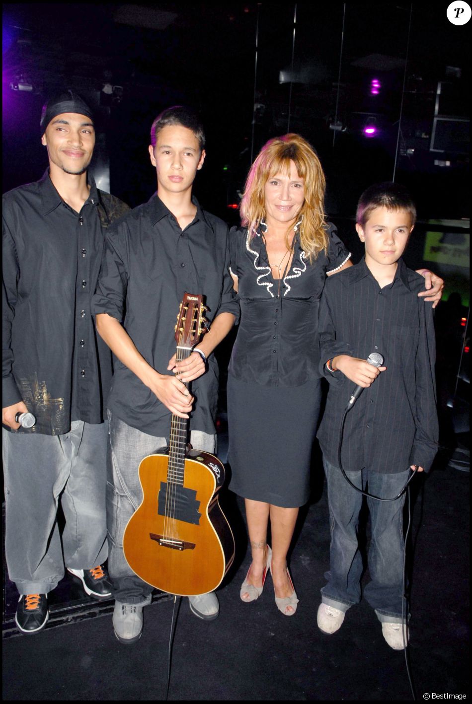  Clémentine Célarié et ses enfants en concert au VIP Room de Paris. Le 26 juin 2006. 