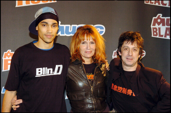Éric Serra, Clémentine Célarié et son fils - Lancement de deux nouvelles chaînes du groupe M6. Le 10 janvier 2005.