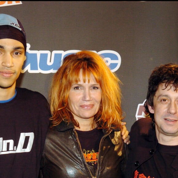 Éric Serra, Clémentine Célarié et son fils - Lancement de deux nouvelles chaînes du groupe M6. Le 10 janvier 2005.