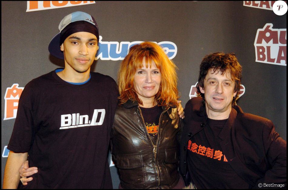  Éric Serra, Clémentine Célarié et son fils - Lancement de deux nouvelles chaînes du groupe M6. Le 10 janvier 2005. 