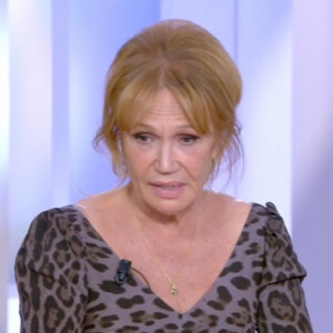 Clémentine Célarié invitée dans l'émission "C à Vous", sur France 5. Le 2 juin 2020.