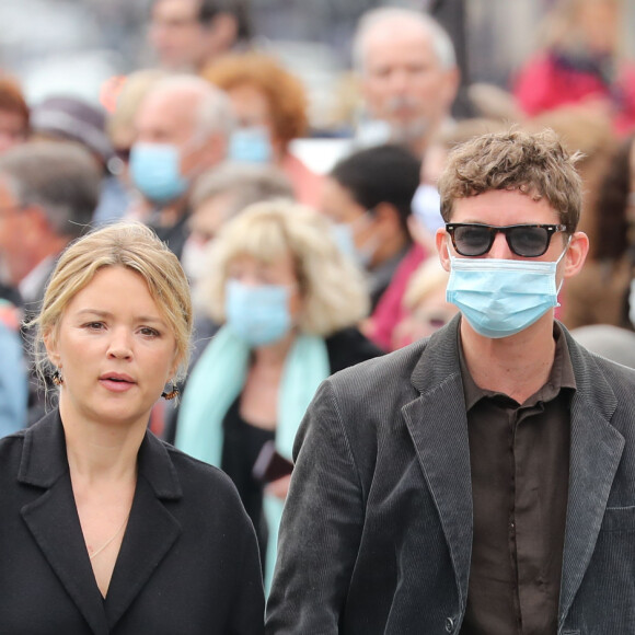 Virginie Efira et son compagnon Niels Schneider - Hommage à Guy Bedos en l'église de Saint-Germain-des-Prés à Paris le 4 juin 2020.