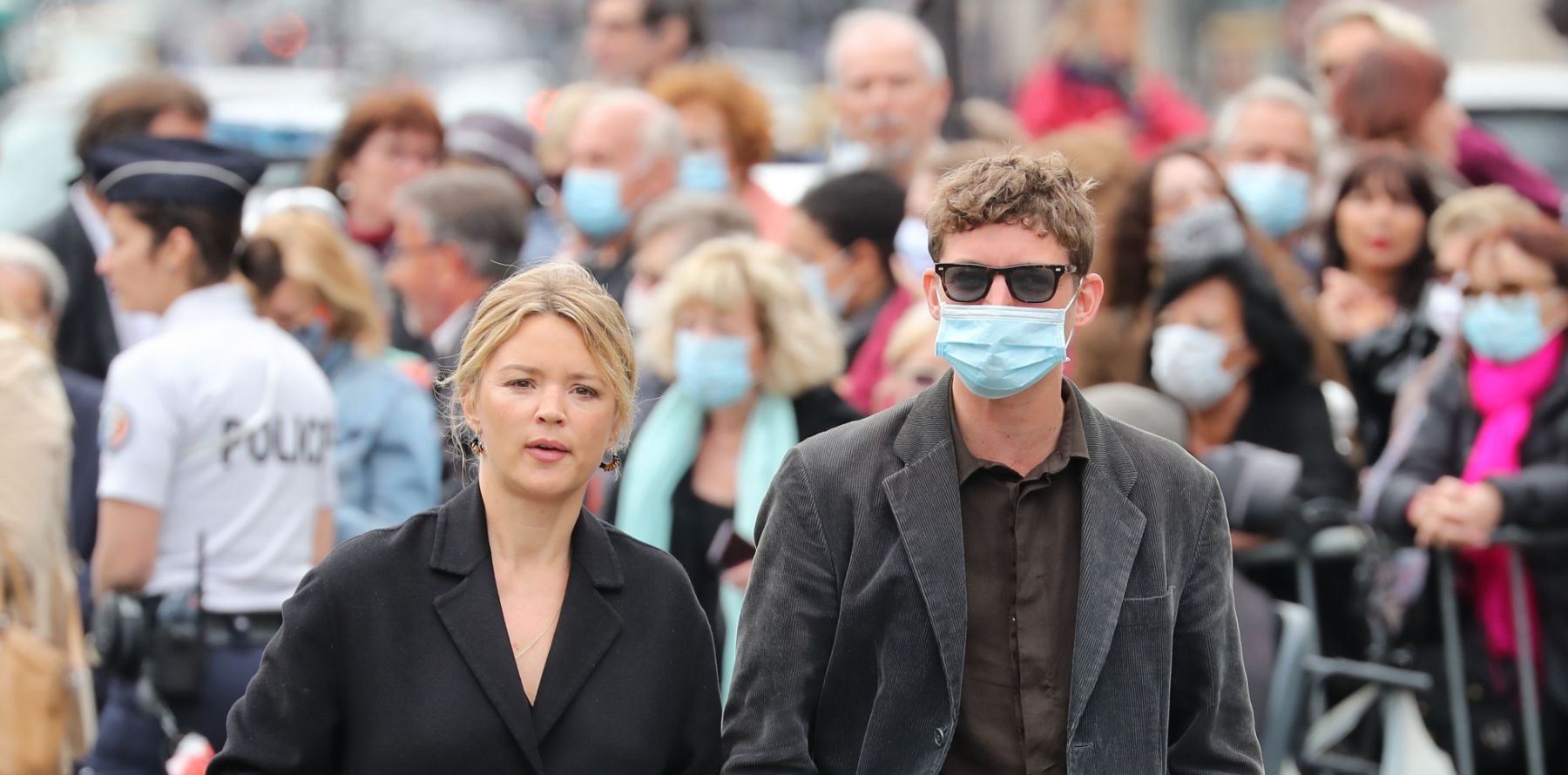 Obsèques de Guy Bedos : Virginie Efira et Niels Schneider ...