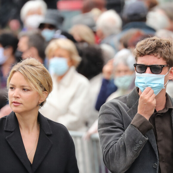 Virginie Efira et son compagnon Niels Schneider - Hommage à Guy Bedos en l'église de Saint-Germain-des-Prés à Paris le 4 juin 2020.