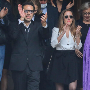 Nicolas Bedos, Joëlle Bercot (femme de Guy Bedos), Victoria Bedos, Doria Tillier - Sorties - Hommage à Guy Bedos en l'église de Saint-Germain-des-Prés à Paris le 4 juin 2020.