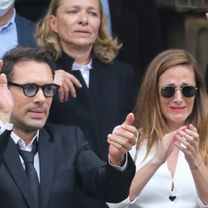 Nicolas Bedos, Joëlle Bercot (femme de Guy Bedos), Victoria Bedos - Sorties - Hommage à Guy Bedos en l'église de Saint-Germain-des-Prés à Paris le 4 juin 2020.