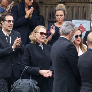 Nicolas Bedos, Joëlle Bercot (femme de Guy Bedos), Victoria Bedos - Sorties - Hommage à Guy Bedos en l'église de Saint-Germain-des-Prés à Paris le 4 juin 2020.