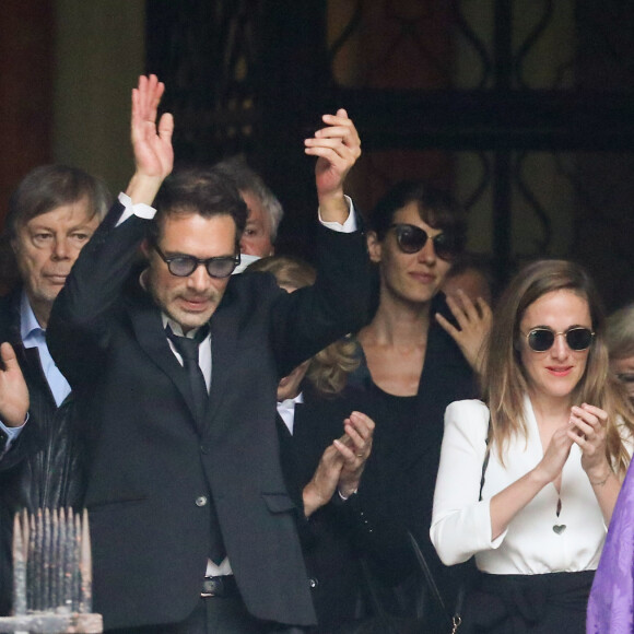 Nicolas Bedos, Victoria Bedos, Doria Tillier - Sorties - Hommage à Guy Bedos en l'église de Saint-Germain-des-Prés à Paris le 4 juin 2020.