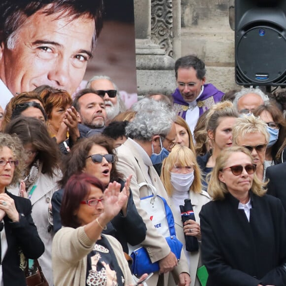 Nicolas Bedos, Joëlle Bercot, Victoria Bedos, Anne Le Nen, Muriel Robin, Jean-Michel Rives, Mireille Dumas, Doria Tillier, - Sorties - Hommage à Guy Bedos en l'église de Saint-Germain-des-Prés à Paris le 4 juin 2020.