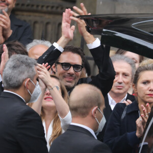 Nicolas Bedos, Victoria Bedos, Michel Drucker, guest - Sorties - Hommage à Guy Bedos en l'église de Saint-Germain-des-Prés à Paris le 4 juin 2020.