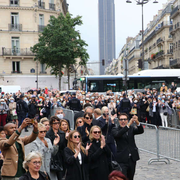 Nicolas Bedos, Joëlle Bercot (femme de Guy Bedos), Victoria Bedos, Muriel Robin et sa compagne Anne Le Nen, Doria Tillier, Smain - Sorties - Hommage à Guy Bedos en l'église de Saint-Germain-des-Prés à Paris le 4 juin 2020.