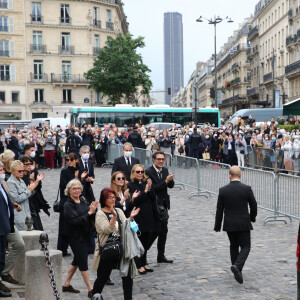 Nicolas Bedos, Joëlle Bercot (femme de Guy Bedos), Victoria Bedos, Muriel Robin et sa compagne Anne Le Nen, Doria Tillier - Sorties - Hommage à Guy Bedos en l'église de Saint-Germain-des-Prés à Paris le 4 juin 2020.