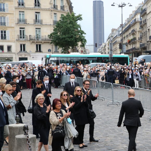 Nicolas Bedos, Joëlle Bercot (femme de Guy Bedos), Victoria Bedos, Muriel Robin et sa compagne Anne Le Nen, Doria Tillier - Sorties - Hommage à Guy Bedos en l'église de Saint-Germain-des-Prés à Paris le 4 juin 2020.