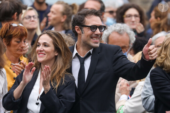 Nicolas Bedos et sa soeur Victoria Bedos - Sorties - Hommage à Guy Bedos en l'église de Saint-Germain-des-Prés à Paris le 4 juin 2020.