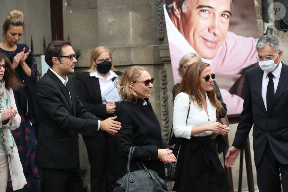 Nicolas Bedos, Joëlle Bercot (femme de Guy Bedos), Victoria Bedos - Sorties - Hommage à Guy Bedos en l'église de Saint-Germain-des-Prés à Paris le 4 juin 2020.
