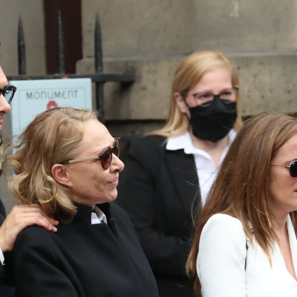 Nicolas Bedos, Joëlle Bercot (femme de Guy Bedos), Victoria Bedos - Sorties - Hommage à Guy Bedos en l'église de Saint-Germain-des-Prés à Paris le 4 juin 2020.