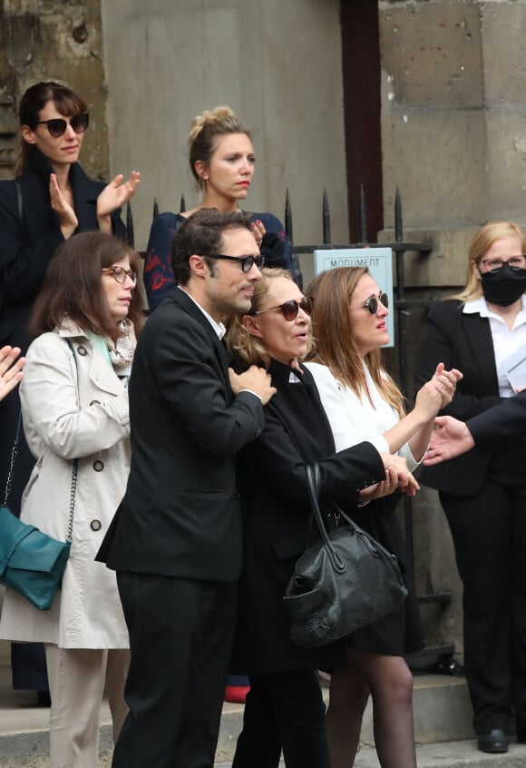Nicolas Bedos, Joëlle Bercot (femme de Guy Bedos), Victoria Bedos, Doria Tillier, guest - Sorties - Hommage à Guy Bedos en l'église de Saint-Germain-des-Prés à Paris le 4 juin 2020.