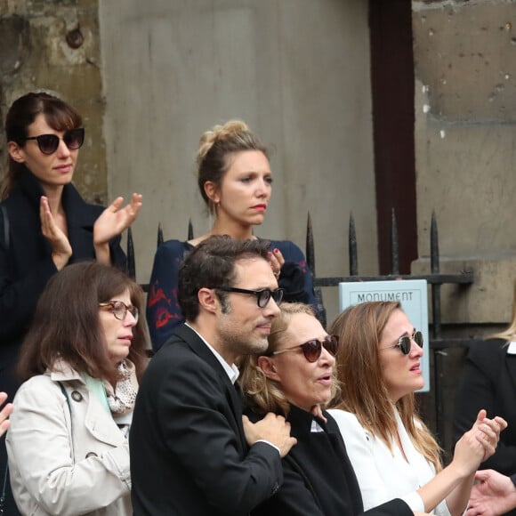 Nicolas Bedos, Joëlle Bercot (femme de Guy Bedos), Victoria Bedos, Doria Tillier, guest - Sorties - Hommage à Guy Bedos en l'église de Saint-Germain-des-Prés à Paris le 4 juin 2020.