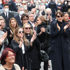 Nicolas Bedos, Joëlle Bercot (femme de Guy Bedos), Victoria Bedos, Muriel Robin et sa compagne Anne Le Nen, Doria Tillier, Smain - Sorties - Hommage à Guy Bedos en l'église de Saint-Germain-des-Prés à Paris le 4 juin 2020.